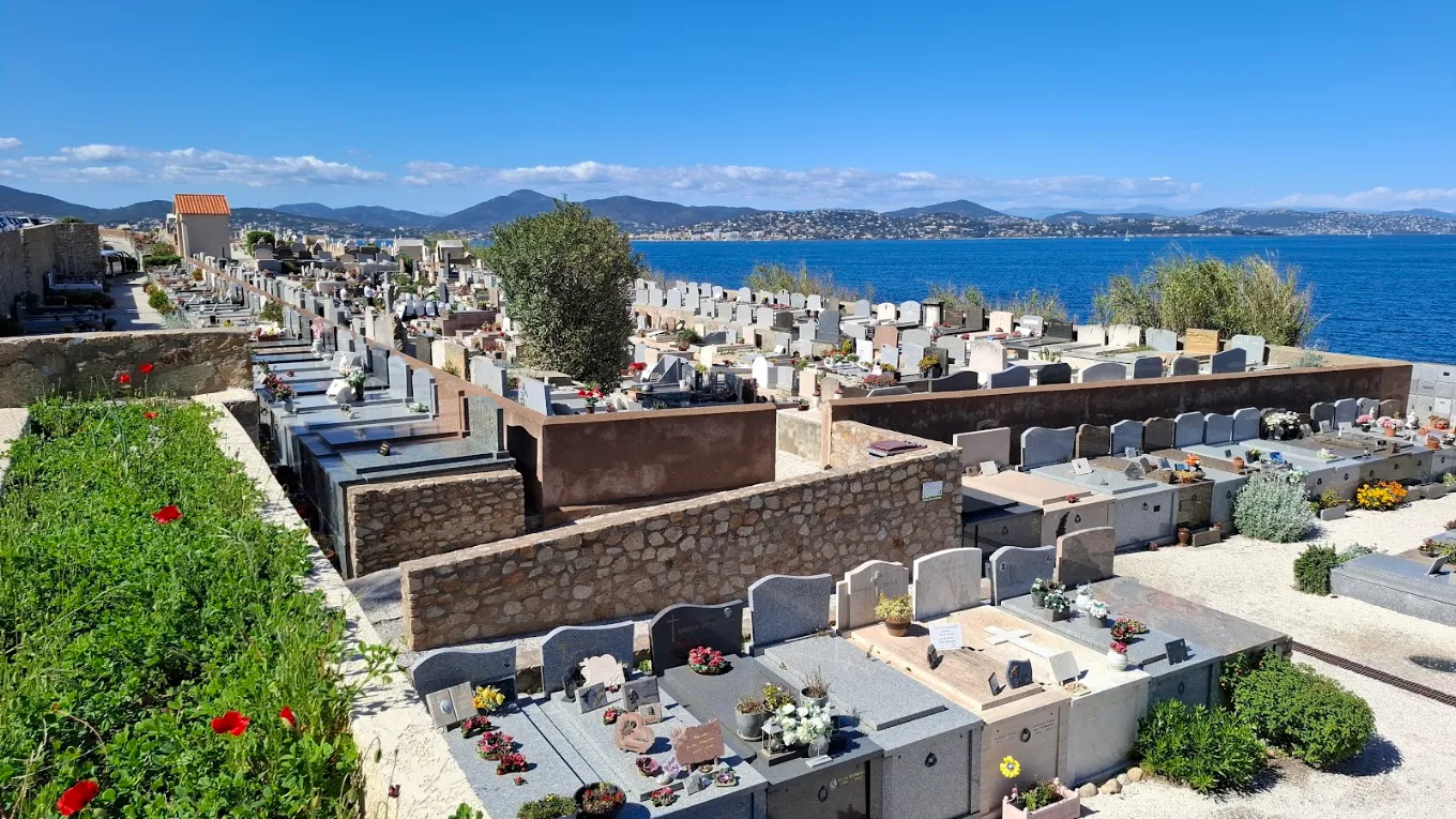 Cimetière du Golfe de Saint-Tropez vu de haut, en bord de mer